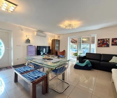 APPARTAMENTO ARREDATO CON GIARDINO, IN ZONA TRANQUILLA!