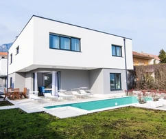 Kaštel Kambelovac, komplex dvoch víl, každá o rozlohe 250 m2, s bazénmi