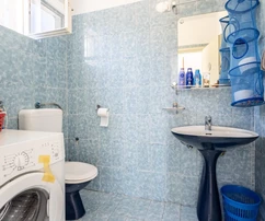 Dvoupodlažní kamenný dům na prodej přímo u moře v Chorvatsku