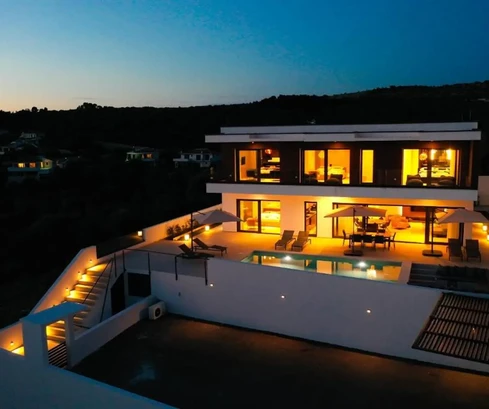 Villa de luxe à vendre près de la mer à Jakišnica en Croatie