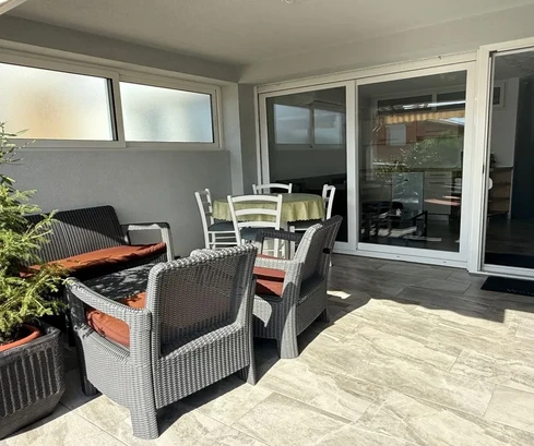 APARTAMENTO AMUEBLADO CON VISTAS AL MAR, EN UNA ZONA TRANQUILA.