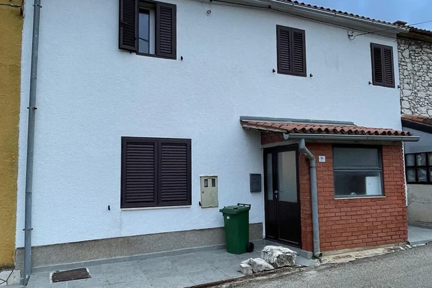 Istra, Brtonigla: Kuća u nizu s dvorištem