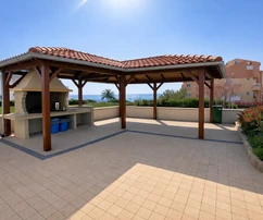 Potenciálny mini-hotel / apartmánová budova - Sukošan, 70 m od mora