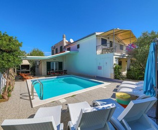 Incantevole casa a Ciovo con piscina e giardino in vendita