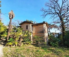 ESCLUSIVA VILLA AUTOCTONA AUSTRO-UNGARICA, IN POSIZIONE ATTRAENTE, A 50 M DAL MARE!