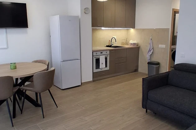 Istria, Červar Porat – Apartamento renovado con balcón
