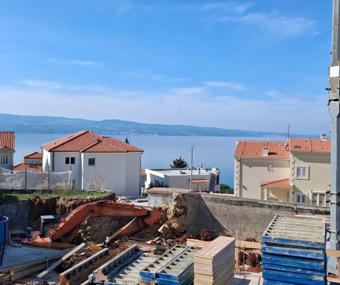 Omišská riviéra, dvojizbový byt s výhľadom na more, 2. poschodie modernej novostavby, 63,15 m²