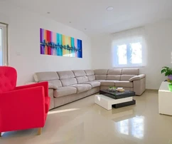 Szép ház három tágas apartmannal és kerttel, Isztria, Ližnjan.