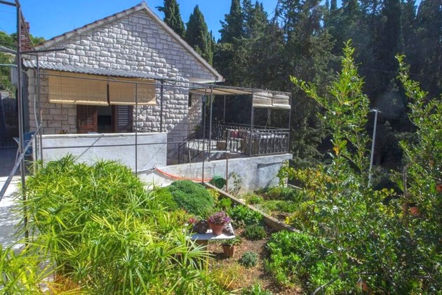 Charmantes Steinhaus auf Brač mit großzügigen Terrassen und Garage