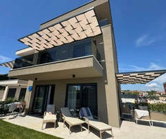 Mieszkanie na sprzedaż z basenem i ogrodem w Tar-Vabriga w Chorwacji