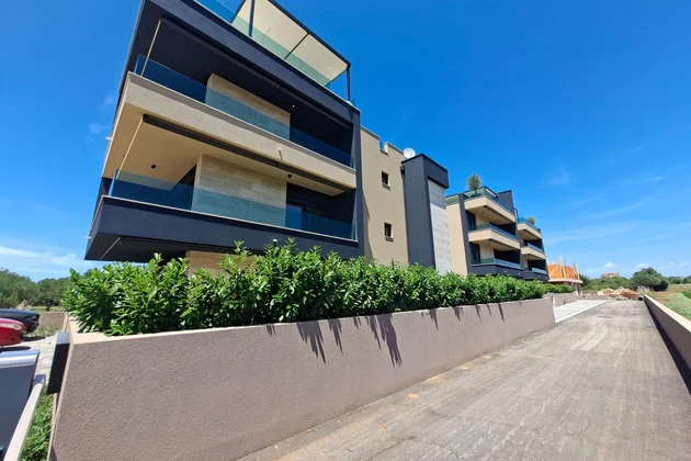 Luxusní a moderní apartmán, 136 m², (3 pokoje), 2 parkovací místa, Sukošan