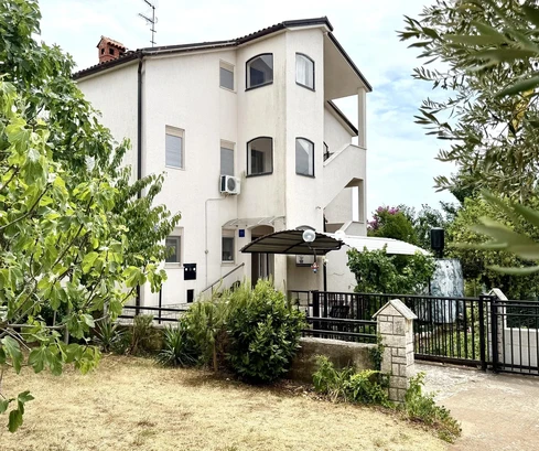Medulin - Dom s tromi apartmánmi a výhľadom na more