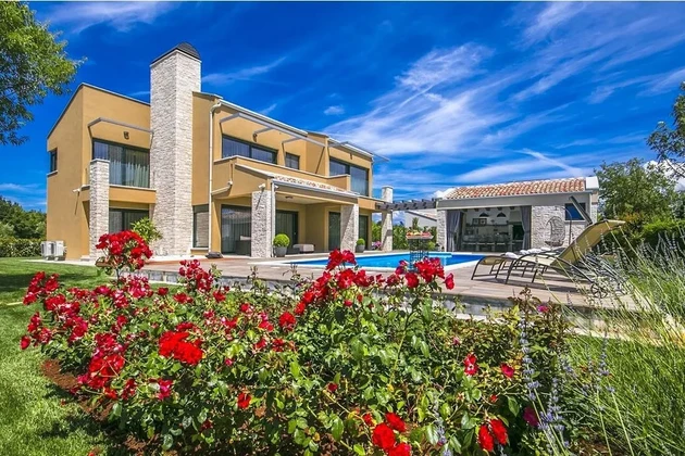 Istria, Sveti Lovreč - Modern villa with pool and large garden