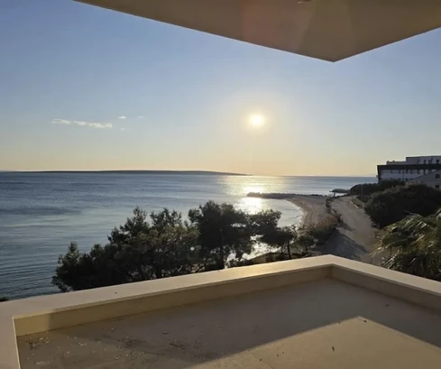 Nový penthouse s terasou na streche, prvý rad pri mori!