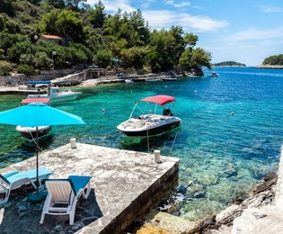 Villa di lusso fronte mare con piscina nella tranquilla baia di Korcula