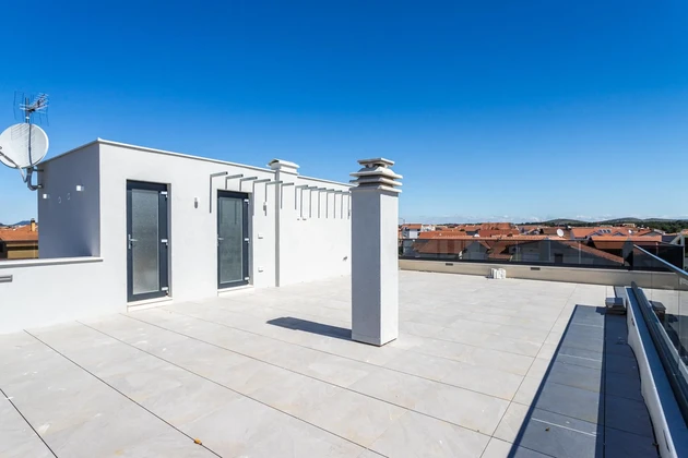 Vodice, Novostavba N2 - S6, moderní byt ve druhém patře s terasou na střeše, 121,38 m²