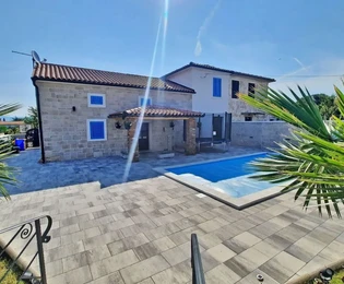 ¡NUEVA CASA DE PIEDRA CON PISCINA Y JARDÍN AJARDINADO!