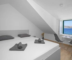 Casa de piedra en venta justo en la orilla del mar en Krapanj, Croacia