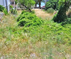 Brač szigetén, a központban, kiváló elhelyezkedésű építési telek tengerre néző panorámával