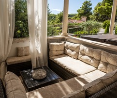 Luksusowe mieszkanie na wyspie Brač z przepięknym widokiem na morze i przestronnym tarasem