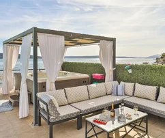 Maison au bord de l'eau avec piscine à vendre à Kaštela en Croatie