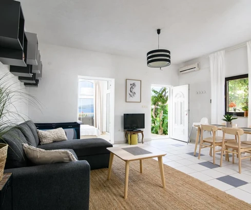 Maison spacieuse à vendre près de la plage d'Okrug en Croatie