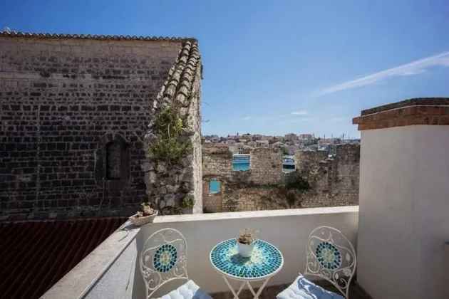 Trogir, Zentrum, Dreizimmer-Reihenhaus 174m2 im historischen Zentrum