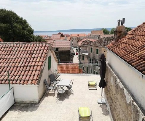 Kamena kuća na prodaju u centru Kaštela