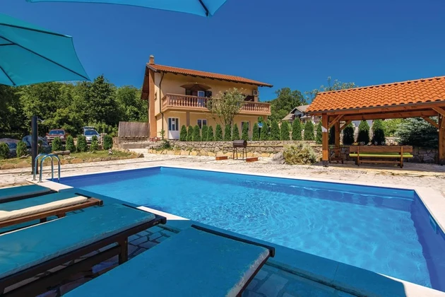 Maison individuelle à vendre à Viškovo avec trois appartements en Croatie