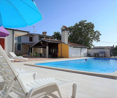 Edificio residencial y comercial de uso mixto en venta en Ližnjan, Croacia