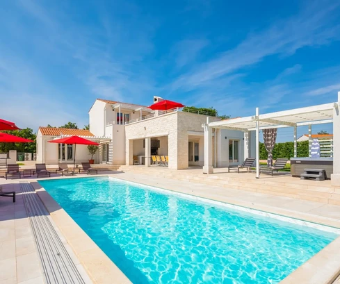 Istria, Svetvinčenat: Ampia villa con piscina e vista panoramica