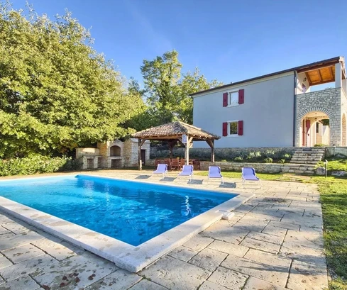 Istria, zona di Parenzo, villa rustica istriana con piscina e ampio cortile in vendita