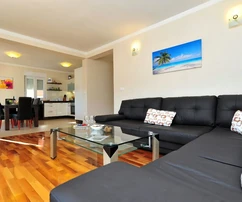 Casa mediterránea con piscina y dos apartamentos en Zadar