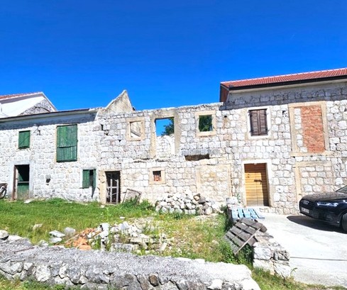 Encantadora casa antigua de piedra en venta en Brnaze, cerca de Sinj
