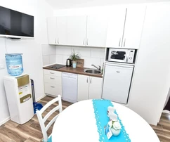 Vir - Doppelhaushälfte mit 2 Wohnungen, geräumiger Garten, in der Nähe des Stadtzentrums und des Strandes