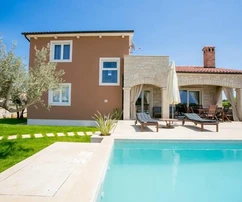 <p>Villa con piscina, nuova costruzione, posizione tranquilla, zona di Parenzo.</p>