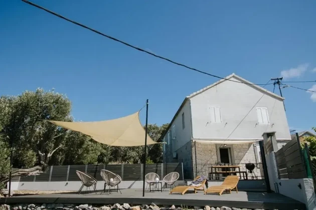 Drvenik Mali, casa bifamiliare di 135 m2 con vista mare, a 300 m dalla spiaggia