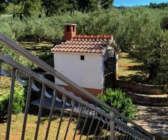 Prostorný apartmánový dům na prodej na ostrově Brač ve Splitské v Chorvatsku