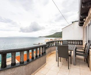 Palazzina in pietra in vendita a Podgora in Croazia