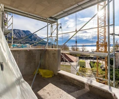 Omiš, két hálószobás lakás a harmadik emeleten, a tengertől számított második sorban