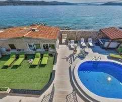 Drvenik Mali, villa avec piscine et deux bâtiments annexes, en première ligne face à la mer