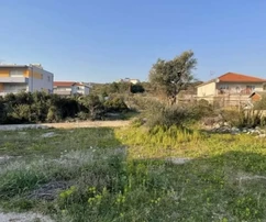 Rogoznica, stavební pozemek 2100 m2 u dálnice, 120 m od moře