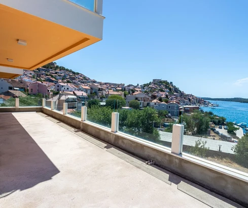 Dreizimmerwohnung direkt am Strand Banj in Šibenik zu verkaufen in Kroatien