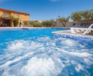 Residenza sul mare a Banjole, Istria: ampia casa con piscina e garage