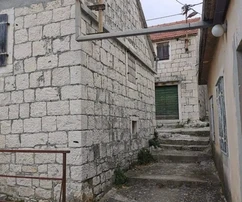 Čiovo, distrito D, dos casas de piedra con una superficie total de 150 m2