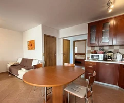 APPARTEMENT MEUBLÉ AVEC PISCINE ET JARDIN, DANS UN ENDROIT CALME !