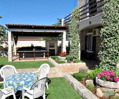 Casa in pietra istriana con un bellissimo giardino, situata in prima fila sul mare, Umago, ISTRIA.