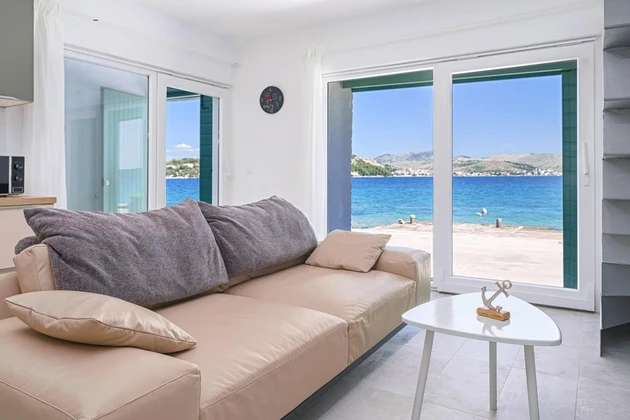Casa in pietra in vendita proprio sul lungomare di Krapanj in Croazia