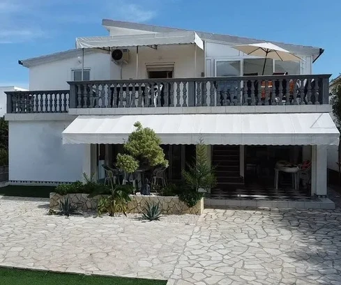 Südseite 90 Meter vom Meer entfernt Mehrfamilienhaus mit Garten