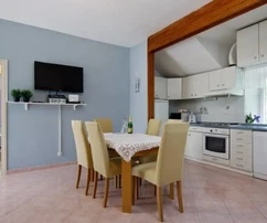 K. Kambelovac, 3. Stock, 65 m2 im Zentrum, 50 m über dem Meeresspiegel, 3. Stock